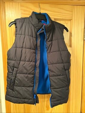 Amazon Essentials Gray Quilted Vest with Blue Lining Boys